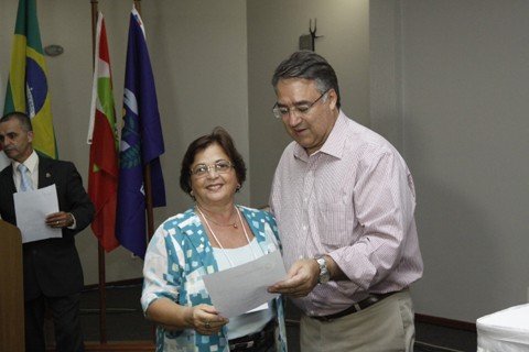 apaes-receberao-quase-r-30-milhoes-1 Colombo durante o repasse do documento à direção da Apae no estado, neste sábado - Foto:Neiva Daltrozo/Secom/Divulgação/Notisul