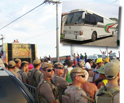 aumenta-efetivo-e-barreiras-no-carnaval-1 Durante o Carnaval, a Polícia Militar de Laguna vai utilizar um ônibus denominado Unidade Móvel de Comando e Controle - Fotos: Polícia Militar de Laguna/Divulgação/Notisul
