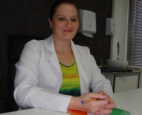 boa-alimentacao-para-nao-estragar-a-festa-1 A nutricionista Daniela Nandi Bardini traz boas dicas de alimentação para curtir o Carnaval. Entre as principais, muita água e frutas
