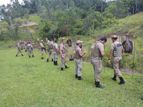 capacitacao-envolve-33-policiais-militares-1 Instruções teóricas e práticas fizeram parte da habilitação - Foto:Polícia Militar de Tubarão/Notisul