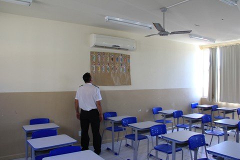 climatizadores-estao-desligados-por-que-sera-1 Os ares-condicionados foram somente instalados - sem a fiação adequada -, há quatro anos, na Escola Estadual Senador Francisco Benjamin Gallotti