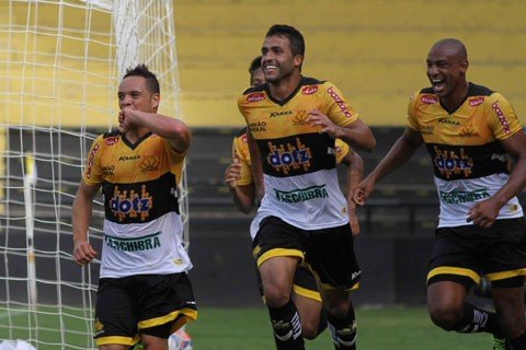 criciuma-busca-lideranca-1 Os jogadores do Tigre comemoraram a vitória contra o Verdão do Oeste. Foto: Fernando Ribeiro/Divulgação/Notisul