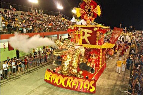 desfile-de-escolas-de-samba-pode-ser-cancelado-1 No ano passado, o Carnaval atraiu grande público ao sambódromo - Foto:Prefeitura de Laguna/Divulgação/NotiSul