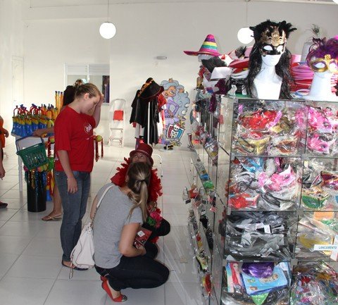 economia-aquecida-durante-a-festa-1 Os foliões costumam procurar as fantasias na semana que antecede o Carnaval