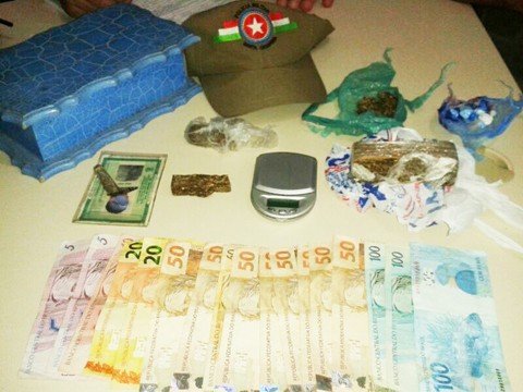 esquema-de-tele-entrega-e-desarticulado-1 A cocaína estava embalada e cada peteca seria vendida a R$ 50,00. Com ele, ainda havia quase R$ 900,00 em várias cédulas e 134 gramas de maconha - Foto:Polícia Militar de Garopaba/Divulgação/Notisul