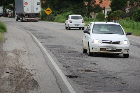 estrada-da-vergonha-1 É impossível contar quantos buracos existem em todo trajeto da SC-370