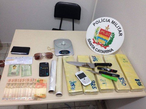 foragido-e-recapturado-com-45-quilos-da-erva-1 Os tabletes, a balança e o dinheiro estavam em uma casa na Praia do Rosa, em Imbituba - Foto:Polícia Militar de Imbituba/Notisul