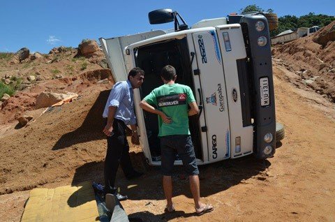 funcionario-morre-ao-manobrar-cacamba-1 Caminhão ficou tombado em ponto de coleta de terra em Imaruí - Foto:Garopaba Mídia/Divulgação/Notisul