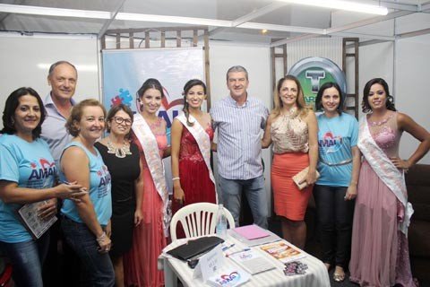 gastronomia-e-shows-ganham-destaque-1 O prefeito Jaison Cardoso recepcionou os visitantes da Festa Nacional do Camarão. Foto: Prefeitura de Imbituba/Divulgação/Notisul.