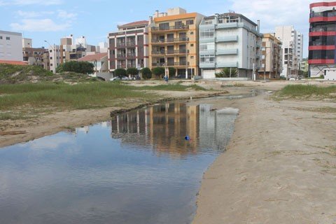 investigacao-deve-apurar-causas-1 O esgoto clandestino tem como direção a praia do Mar Grosso, um problema para o turismo da Cidade Juliana. Fotos: Elvis Palma/Divulgação/Notisul