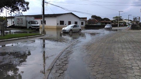 moradores-reclamam-de-falta-de-drenagem-1 Um dos pontos críticos fica próximo à igreja Católica da comunidade - Foto:Emanuelle Querino/PM de Imbituba/Divulgação/Notisul