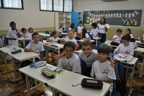 motivacao-na-volta-as-aulas-1 Professores e alunos retornaram às atividades de ensino após uma série de mudanças. Salas de aula climatizadas dão mais conforto à galerinha - Foto:Unisul/Divulgação/Notisul