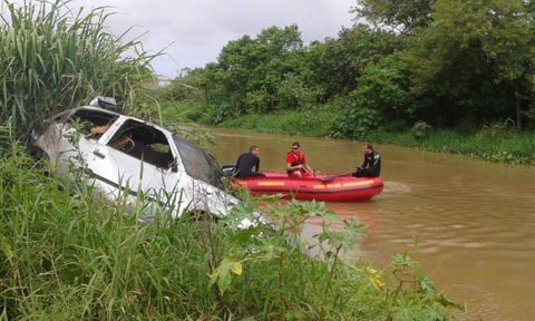 motorista-perde-o-controle-do-carro-e-cai-em-rio-1 Os bombeiros voluntários trabalharam na retirada do veículo. Foto: Christian Ayala/Divulgação/Notisul