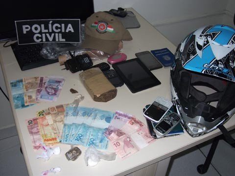 nove-pessoas-sao-detidas-em-operacao-1 Os policiais fizeram campana e conseguiram apreender grande quantidade de droga. Foto: Polícia Civil de Jaguaruna/Divulgação/Notisul.