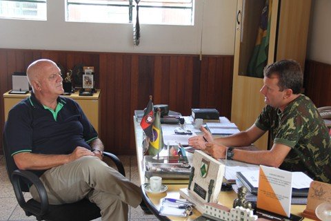 oficio-e-entregue-1 O prefeito Olavio Falchetti e o capitão Gilson Tomelin encontraram-se na tarde de ontem, no batalhão do Exército, em Tubarão