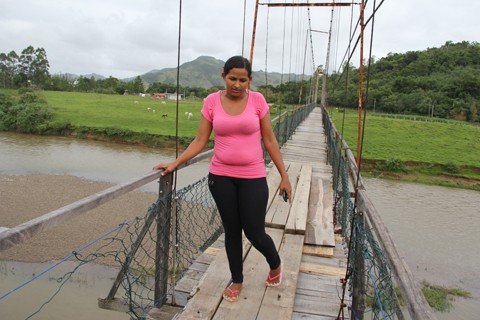 pontes-sao-interditadas-1 A costureira Francine Miracir pede melhorias na Ponte da Guarda