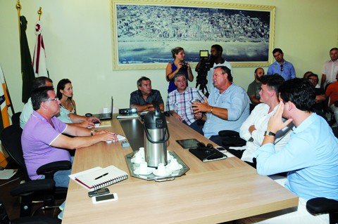 projeto-de-ponte-flutuante-e-apresentado-1 A apresentação da estrutura móvel animou políticos, moradores e empresários