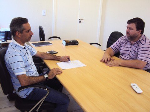 sambodromo-definicao-do-desfile-pode-sair-ate-amanha-1 Presidente da Liga (D), Júlio César da Silva, visitou o vereador Roberto Alves, ontem - Foto:Câmara de Vereadores de Laguna/Divulgação/Notisul