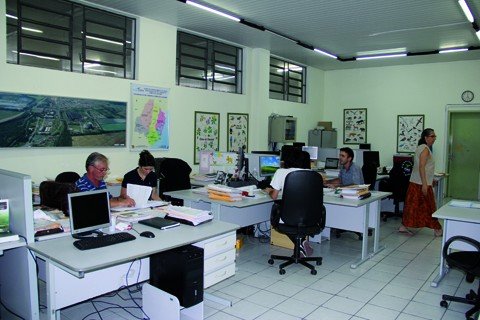 servidores-retornam-ao-trabalho-1 Um dos trabalhos da Fatma é a realização da análise de água para elaboração de um relatório de balneabilidade dos locais próprios para banho