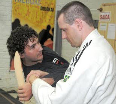 taibojutsu-ja-sao-80-praticantes-na-regiao-1 Professor ensina práticas de defesa pessoal a aluno na Cidade Azul - Foto:Zonildo Bressan/divulgação/Notisul