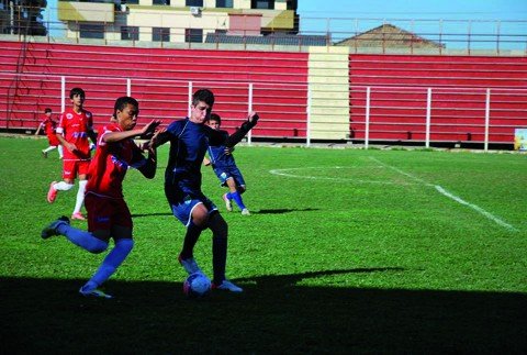 times-locais-a-procura-de-novos-talentos-1 Jogadores de 16 e 17 anos buscam ser selecionados por um dos dois times da Cidade Azul - Fotos: Luiz Henrique Fogaça/Divulgação/Notisul