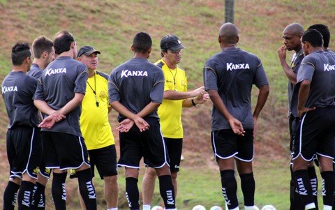 criciuma-enfrenta-o-figueira-na-estreia-da-2a-fase-1 Caio Júnior comandou um coletivo antes da partida de hoje - Foto:Fernando Ribeiro/Divulgação/Notisul