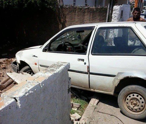motorista-atropela-e-deixa-tres-pessoas-1 O carro do homem bêbado ainda destruiu um muro - Foto:Bombeiros Militares de Laguna/Divulgação/Notisul