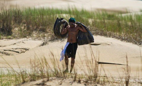 praia-e-limpa-por-voluntarios-1 Foto:www.rlj.com.br/Divulgação/Notisul