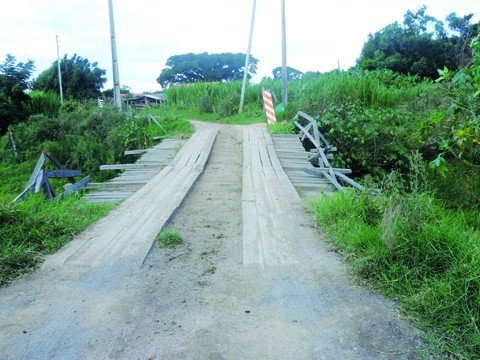 reuniao-entre-secretarios-e-adiada-1 A ponte da Madre está em péssimas condições de uso - Foto:Prefeitura de Tubarão/Divulgação/Notisul
