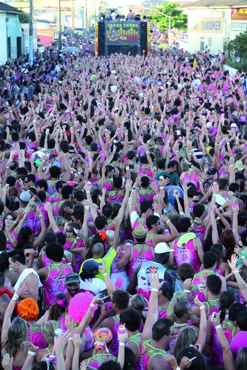 vem-para-a-rua-o-carnaval-ja-comecou-1 Foliões aguardam o Carnaval de Laguna para seguir o trio elétrico que arrasta uma multidão no Bloko Rosa - Foto:Bloko Rosa/Divulgação/Notisul