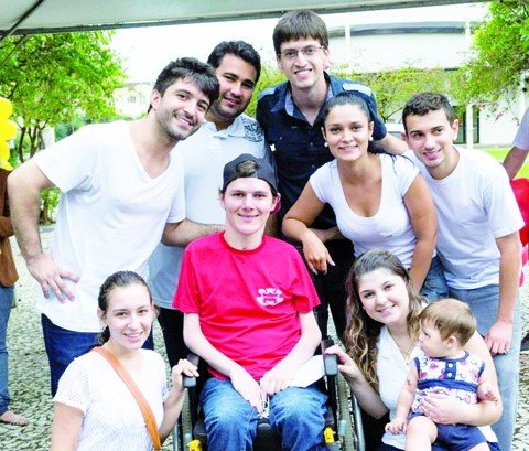 a-esperanca-supera-os-desafios-da-vida-1 O jovem Diego Mateus recebeu o apoio dos amigos em recente pedágio para arrecadar fundos para a cirurgia - Foto:Conexão Setor Juventude/Diocese de Tubarão/Divulgação/Notisul