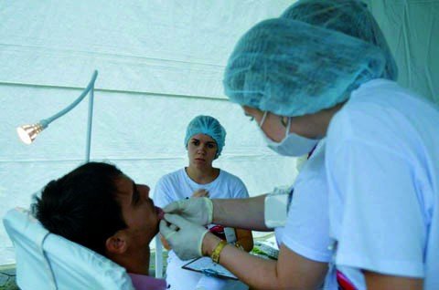 acao-visa-alertar-sobre-os-riscos-da-doenca-1 Diversas avaliações bucais foram realizadas neste sábado pelos acadêmicos em uma ação contra o câncer de boca. Foto: Tati Alves/Prefeitura de Braço do Norte/Divulgação/Notisul