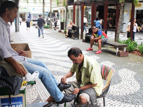apos-dificuldades-engraxate-volta-ao-trabalho-1 Aos 52 anos, João continua a engraxar e a fazer pequenos transportes de mercadorias em seu carrinho de mão