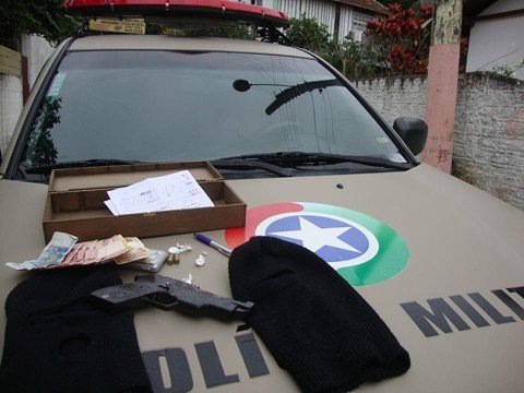 armas-e-drogas-sao-apreendidas-1 Na casa do acusado, no bairro Magalhães, havia crack, cocaína, uma balança de precisão, munições, toucas balaclavas e uma quantidade em dinheiro - Foto:Polícia Militar de Laguna/Divulgação/Notisul