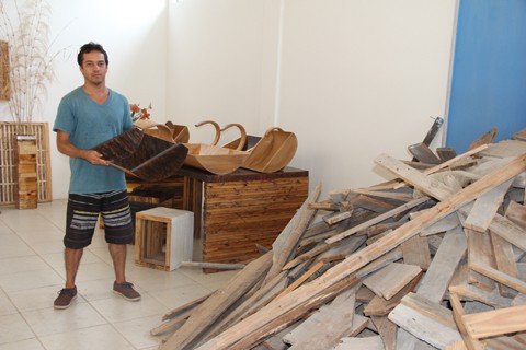 artesao-transforma-madeira-de-construcao-em-moveis-1 Artesão orienta sobre a reciclagem de madeira das construções