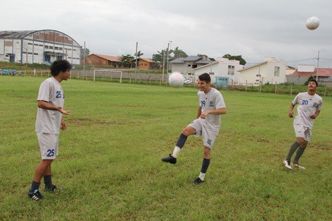 atletico-tubarao-segue-em-ritmo-de-vitoria-1 Erick Demétrio, o Guga (25) e Alessandro Passarela (29) participaram do treino com bola e do coletivo na manhã desta quinta-feira