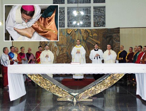 celebracao-lembra-gesto-do-lava-pes-1 A missa do lava pés ocorreu na noite desta quinta-feira, na Catedral Diocesana de Tubarão