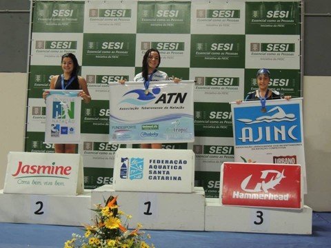 elenco-tubaronense-conquista-11-medalhas-1 A nadadora Fabiana Camilo (C) conquistou o primeiro lugar nos 50 metros livres e nos 100 metros borboleta - Foto:Glênio Rosso Gonçalves/ATN/Divulgação/Notisul