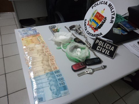 ex-detento-volta-para-o-presidio-1 O dinheiro – cerca de R$ 1.250,00 – da venda de drogas e o revólver estava na casa do acusado, que havia enterrado as buchas de cocaína e crack no pátio da casa - Foto:Polícia Civil de Braço do Norte/Divulgação/Notisul