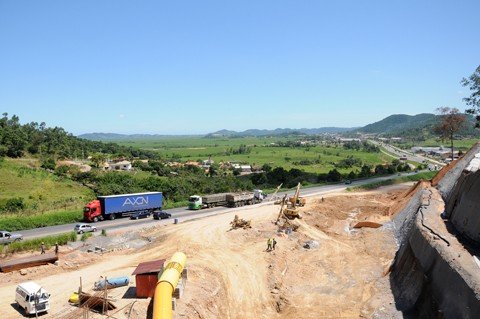 falta-a-construcao-do-viaduto-de-acesso-1 Depois de conhecer a empresa que construirá o túnel, três meses é o prazo para término da obra