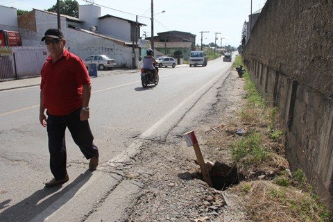 faltam-tampas-de-protecao-nos-bueiros-1 Há vários bueiros abertos também em ruas paralelas à Jaime Aguiar de Souza