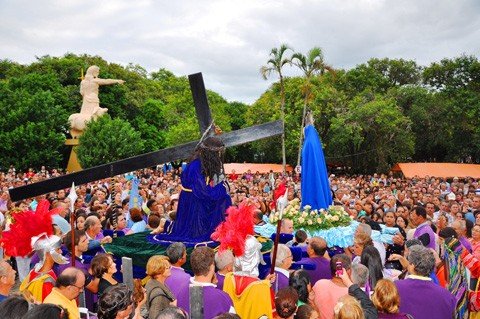 fe-e-tradicao-para-os-catolicos-1 A procissão do encontro ocorre todos os anos em Imaruí. A solenidade atrai milhares de fiéis do estado e até mesmo de todo país - Foto:Kelvin Martins Fotografias/Divulgação/Notisul