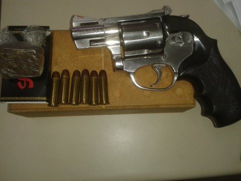 homem-e-preso-com-arma-e-municoes-1 A arma estava com a numeração raspada. Também havia no local seis munições de calibre 38 - Foto:DIC de Tubarão /Divulgação/Notisul