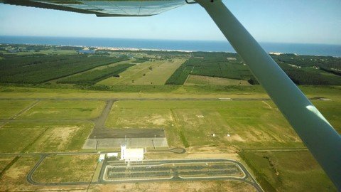 local-ja-e-utilizado-para-aulas-de-pilotagem-1 Vista aérea à chegada do Aeroporto - Foto:Floripa Flight Training/Divulgação/Notisul