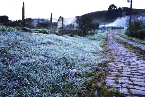 mais-uma-madrugada-fria-na-regiao-1 A temperatura ficou abaixo de zero em São Joaquim. Houve formação de geada em várias cidades da serra catarinense, como em Urupema - Foto:Mycchel Hudsonn Leagnaghi/São Joaquim On Line/Divulgação/Notisul