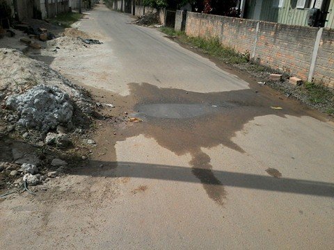 moradores-aguardam-contencao-de-vazamento-1 Além da água que escorre sobre a estrada, as condições da rua ajudam a piorar a situação de trafegabilidade - Foto:Cláudia Andrade/Divulgação/Notisul