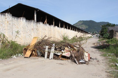 moradores-fecham-rua-em-protesto-1 Moradores lamentam que o bloqueio da rua foi uma medida para chamar a atenção