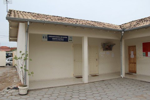 moradores-intensificam-reclamacoes-1 A unidade de saúde do Monte Castelo está localizada nos fundos do salão paroquial da igreja