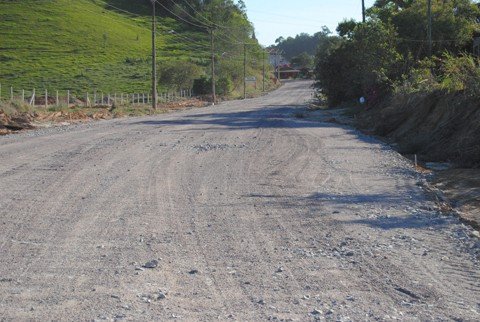 novo-edital-deve-sair-na-proxima-semana-1 Em alguns pontos da estrada, as pedras soltas são um perigo para os motoristas - Foto:Chênia Censi/SDR Braço do Norte/Divulgação/Notisul