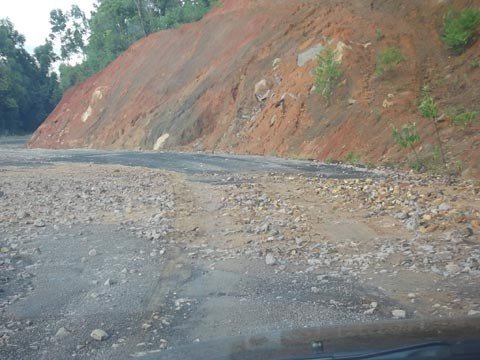 novo-prazo-segunda-feira-1 Pedras, lama, obras na estrada sem previsão de ser concluída. Esta é a situação de alguns trechos da SC-407